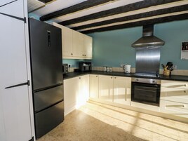 Frigorífico, lavavajillas, hervidor eléctrico y utensilios de cocina