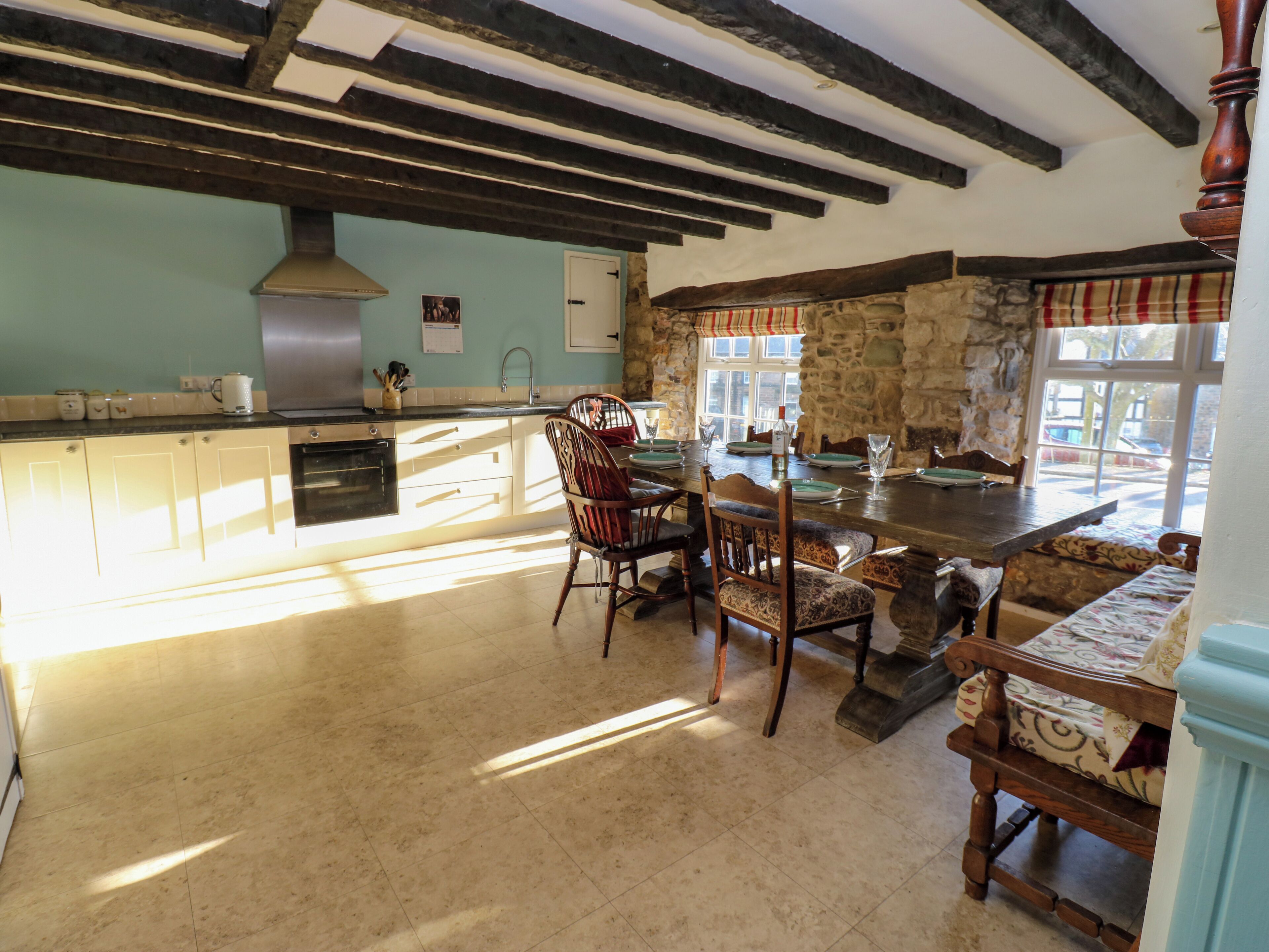Frigorífico, lavavajillas, hervidor eléctrico y utensilios de cocina