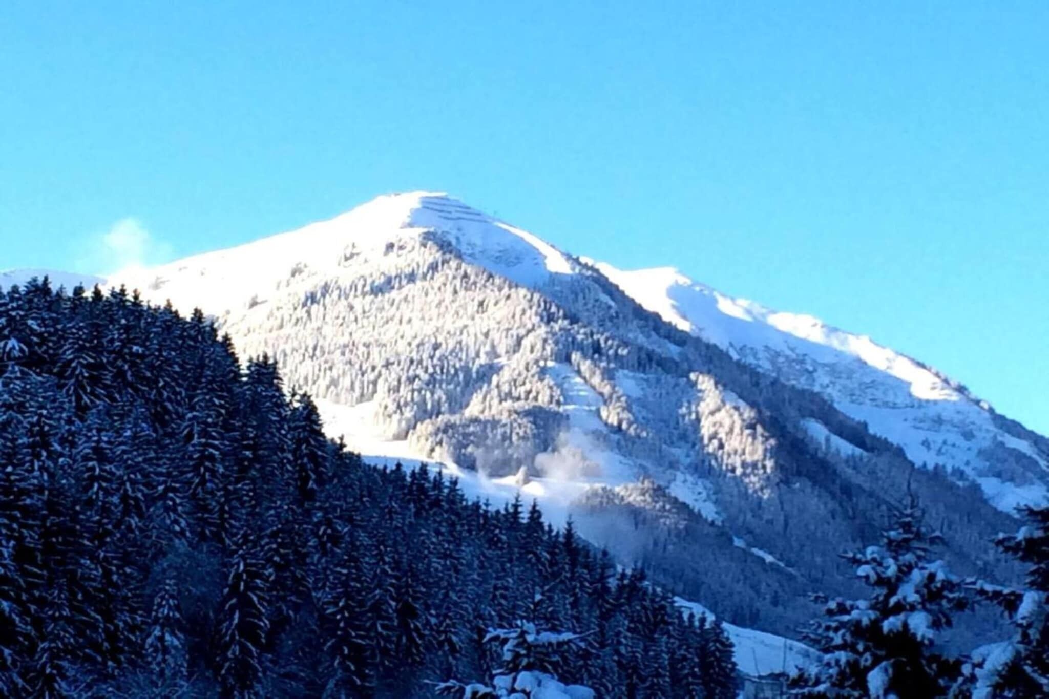 Ein schneebedeckter Berg unter blauem Himmel.