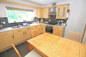 Refrigerador, lavavajillas, tetera eléctrica y tostadora