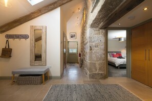 3 bedrooms, individually decorated, individually furnished, free WiFi - Stable Loft (Newquay)