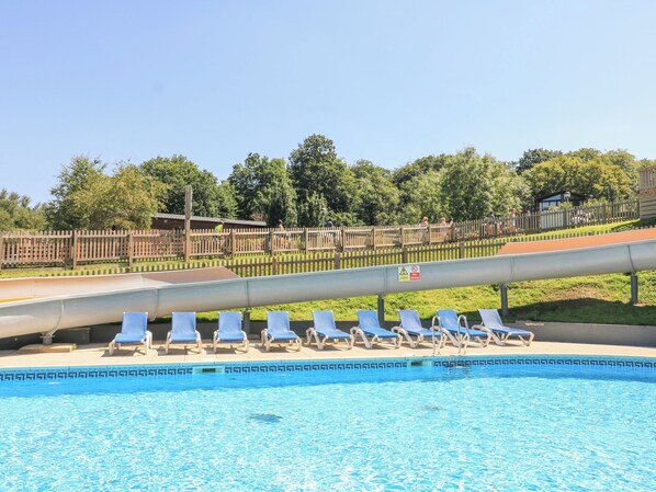A pool area with lounge chairs and a no diving sign. - Deer Park 9 - Copse Corner (Newton Abbot)