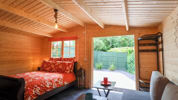 1 kamar tidur dan didekorasi berbeda-beda