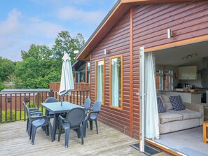 Outdoor dining - The Poplars - 11 Pool View (Newton Abbot)