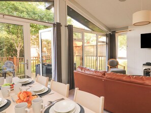 Dining - Woodland View 7 - Oak Cabin (Newton Abbot)
