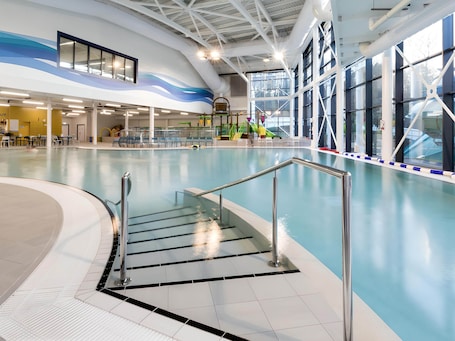 Una piscina techada, una piscina al aire libre