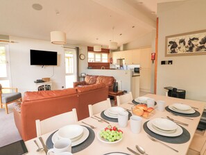 Dining - Woodland View 7 - Oak Cabin (Newton Abbot)