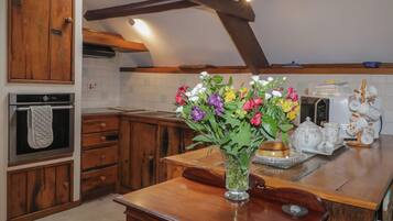 Tủ lạnh, dụng cụ nấu nướng/bát dĩa/dao nĩa