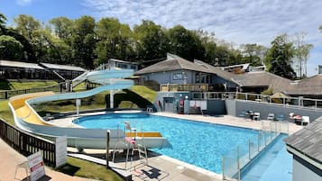 Una piscina cubierta, una piscina al aire libre