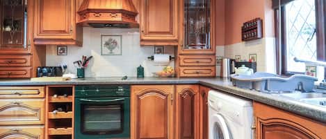 Fridge, cookware/dishes/utensils