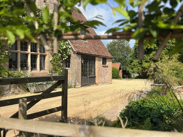 Cottage | Property grounds - The Gables (Bridgwater)