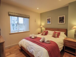 2 Schlafzimmer, individuell dekoriert, individuell eingerichtet