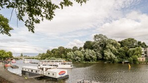 Eine Flusskaische mit einem weißen Boot namens 'Mark Twain' und einem kleineren Boot namens 'Chesterfield'.