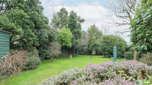 A garden with a lawn, various shrubs, and trees. - Framingham (Hayling Island)