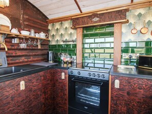 ثلاجة، غلّاية كهربائية، محمصة خبز، مستلزمات طهي/أطباق/أوعية