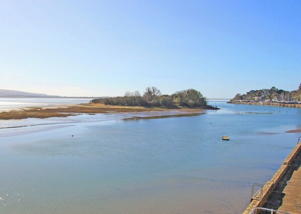 Beach nearby - Harbour Flat - 12E South Snowdon Wharf (Porthmadog)