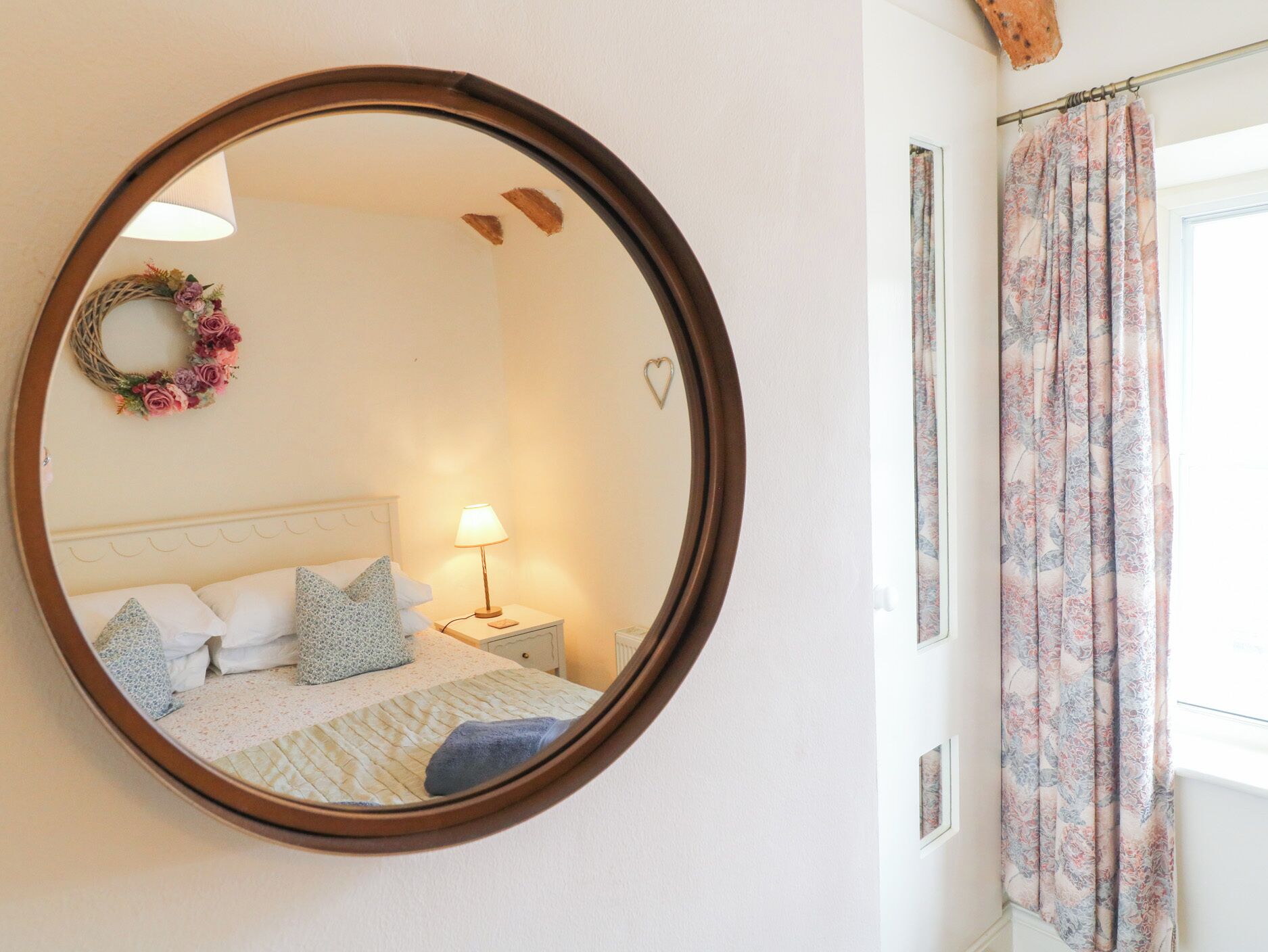 2 dormitoris, decoració individual i mobiliari individual 