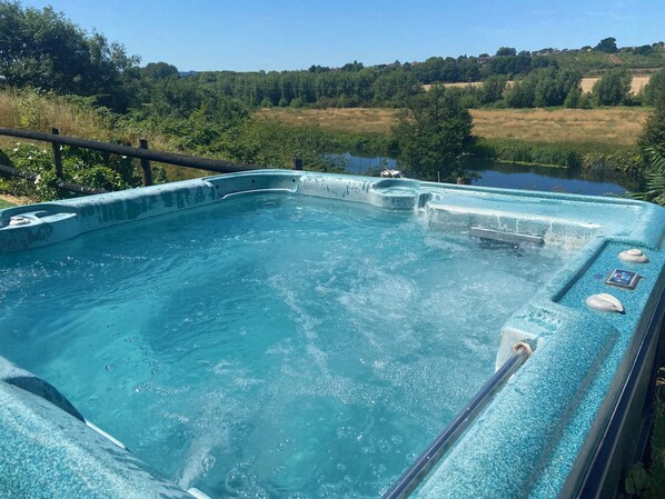 Cottage | Outdoor spa tub