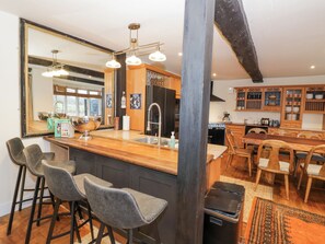 Fridge, dishwasher, electric kettle, toaster - Riverside Manor (Evesham)