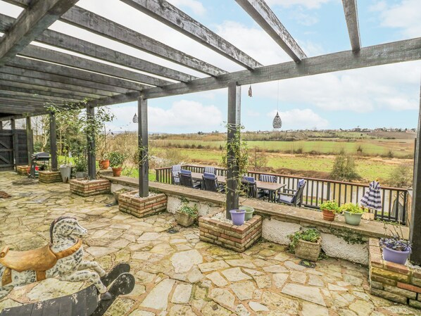 Outdoor dining - Riverside Manor (Evesham)