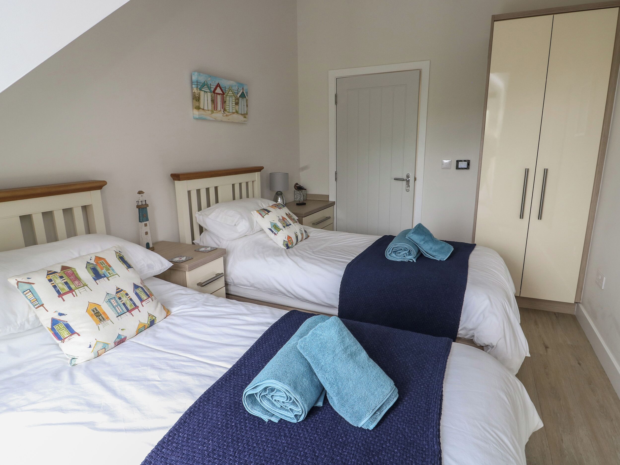 2 dormitorios, decoración individual, mobiliario individual