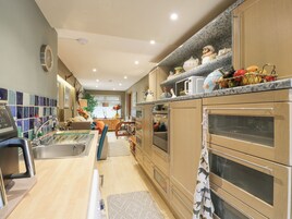 冷蔵庫、調理器具と食器