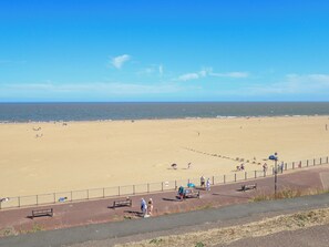 Beach nearby - Tiffany's Cottage (Great Yarmouth)