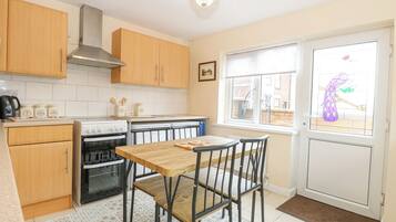 Geladeira, lava-louças, chaleira elétrica, torradeira