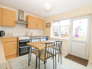 Geladeira, lava-louças, chaleira elétrica, torradeira