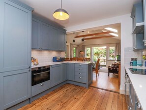 Frigorífico, lavavajillas, hervidor eléctrico y tostadora