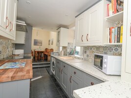 冰箱、电热水壶、烤面包机、厨具/餐具