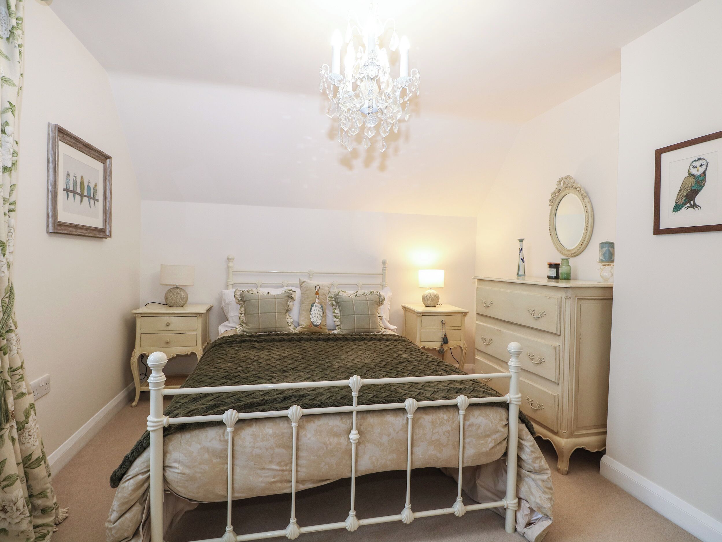 2 quartos, individualmente decorados, individualmente mobiliados