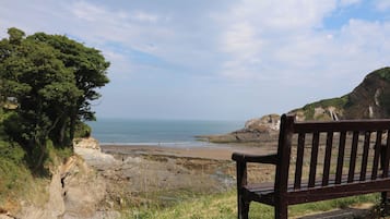 Pantai berhampiran