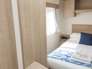2 quartos, individualmente decorados, individualmente mobiliados