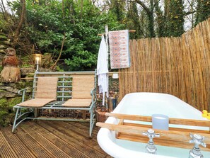 Outdoor spa tub - Rock Cottage (Ashbourne)