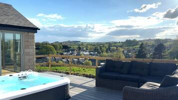 Cottage | Outdoor spa tub