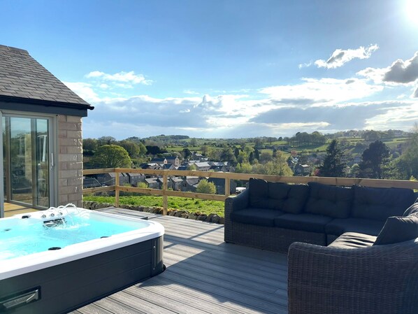 Cottage | Outdoor spa tub - Barncroft (Matlock)