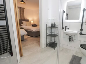 Shower - Y Côr (Corwen)