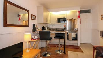 Kjøleskap, vannkoker, brødrister og kjøkkenutstyr