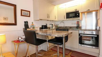 Kylskåp, vattenkokare, brödrost och grytor/köksredskap