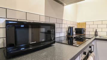 Frigorifero, bollitore elettrico, tostapane, pentole/stoviglie/utensili