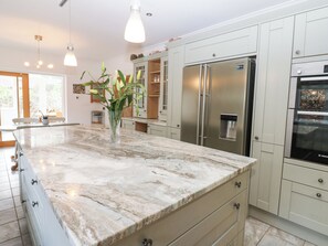 Geladeira, lava-louças, chaleira elétrica, torradeira