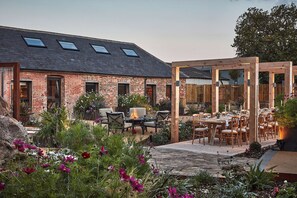 Outdoor dining - The Stables (Marlborough)