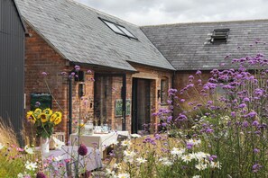 Outdoor dining - The Stables (Marlborough)