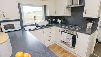 ตู้เย็น, เตาปิ้งขนมปัง, เครื่องครัว/จาน/ช้อนส้อม