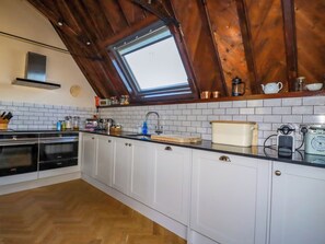 Kühlschrank, Wasserkocher, Toaster, Kochgeschirr/Geschirr/Besteck