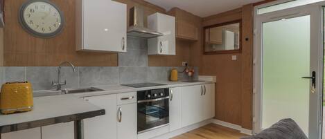 Kühlschrank, Wasserkocher, Toaster, Kochgeschirr/Geschirr/Besteck