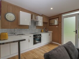 Frigorífico, hervidor eléctrico, tostadora y utensilios de cocina