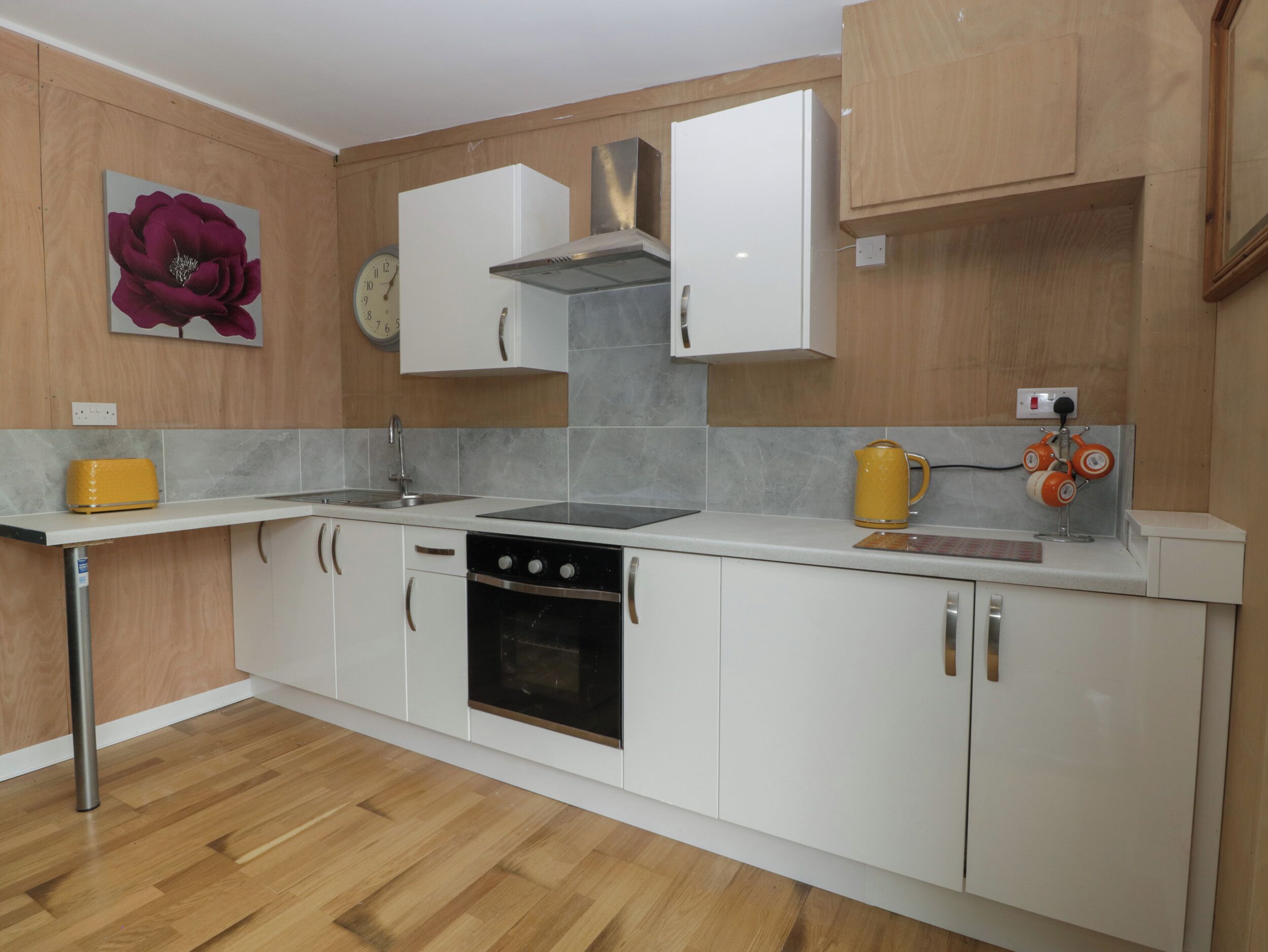 Refrigerador, tetera eléctrica, tostadora y utensilios de cocina 