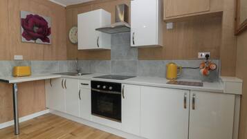 Refrigerador, tetera eléctrica, tostadora y utensilios de cocina